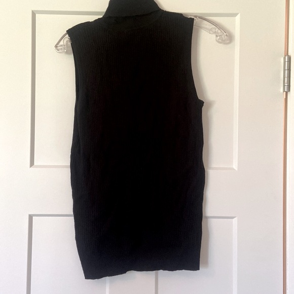 Turtle neck sleeveless sweater - Picture 2 of 3